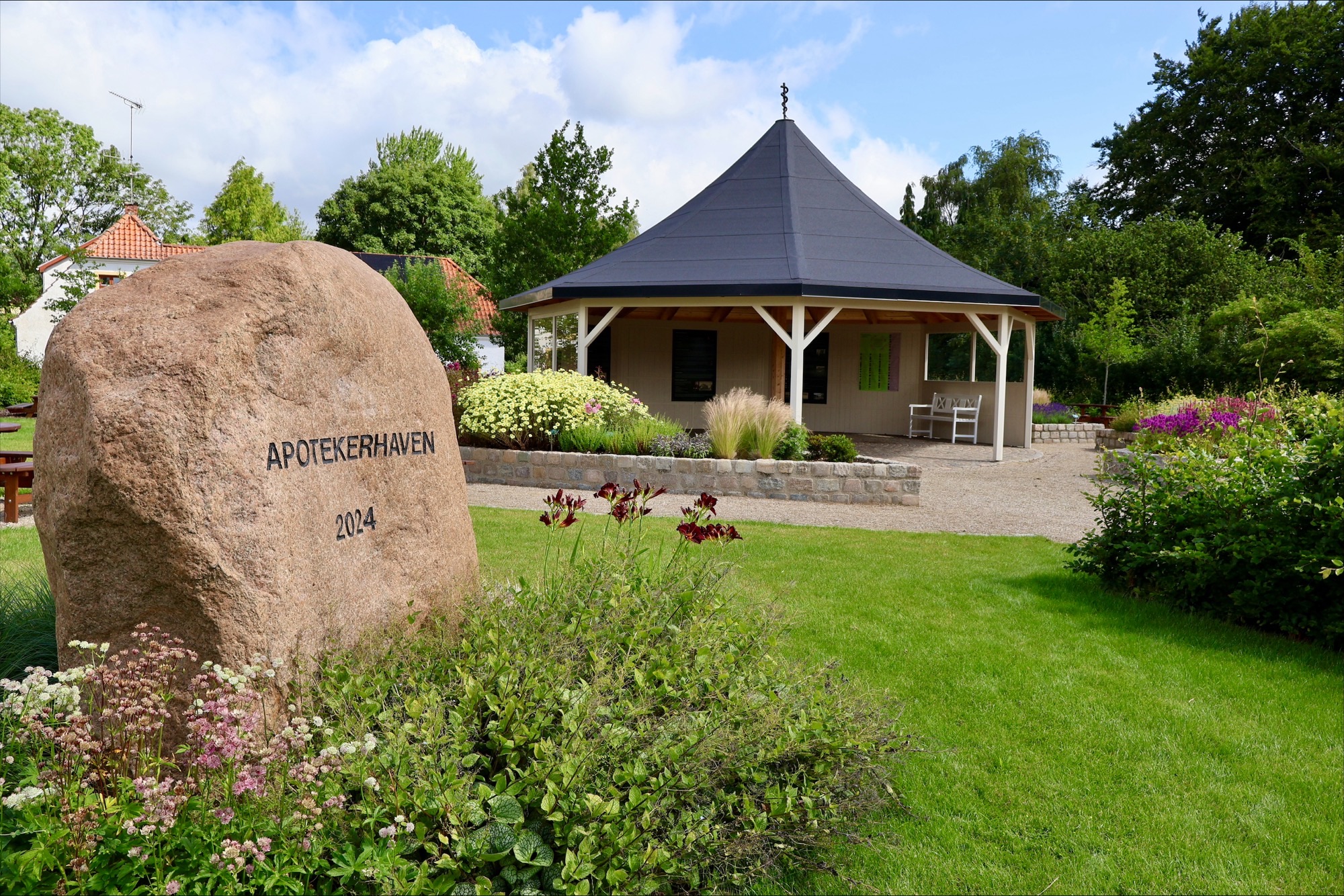 Apotekerhaven i Gudbjerg med pavillonen i midten og bedene foran.