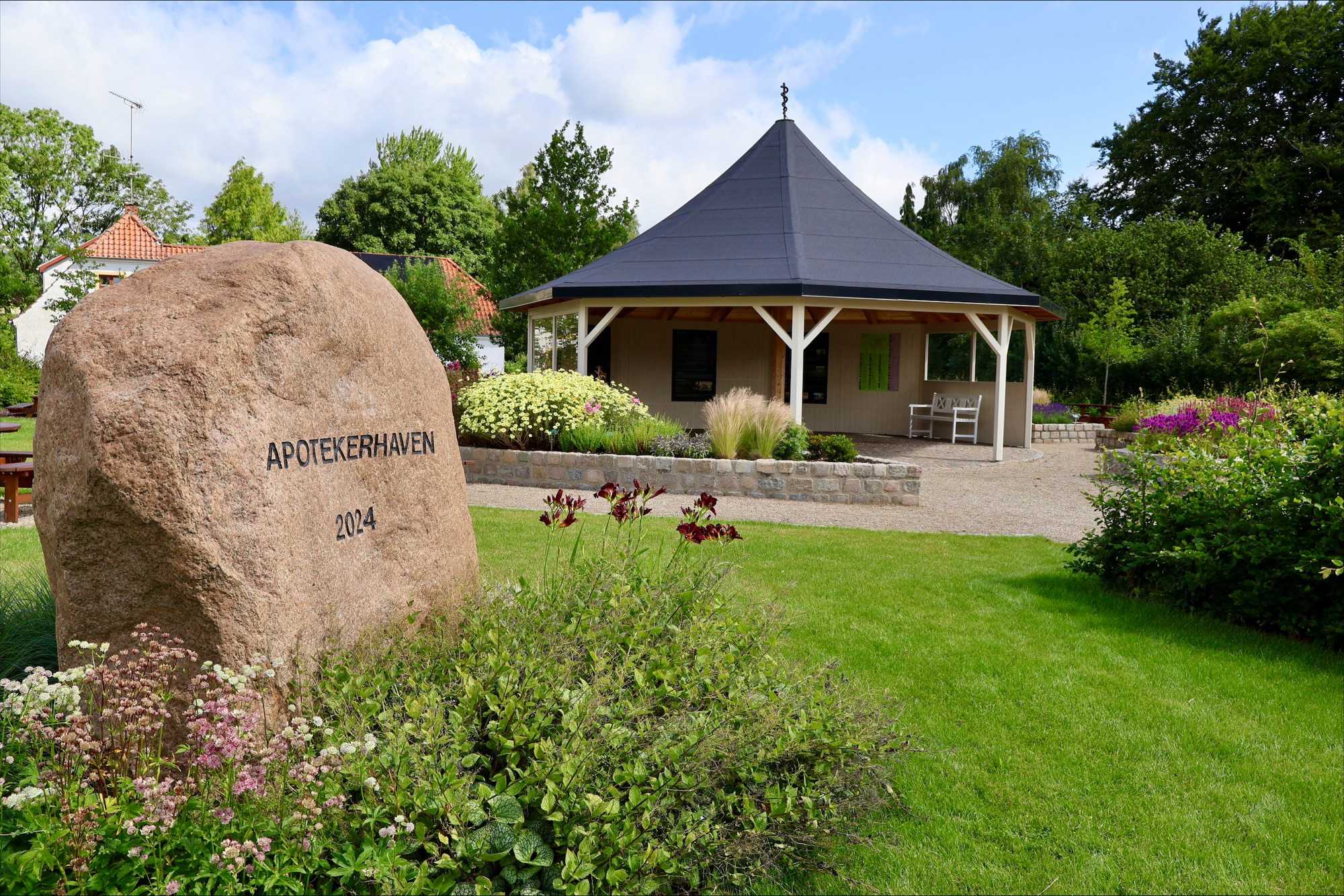 Apotekerhaven i Gudbjerg med pavillonen i midten og bedene foran.