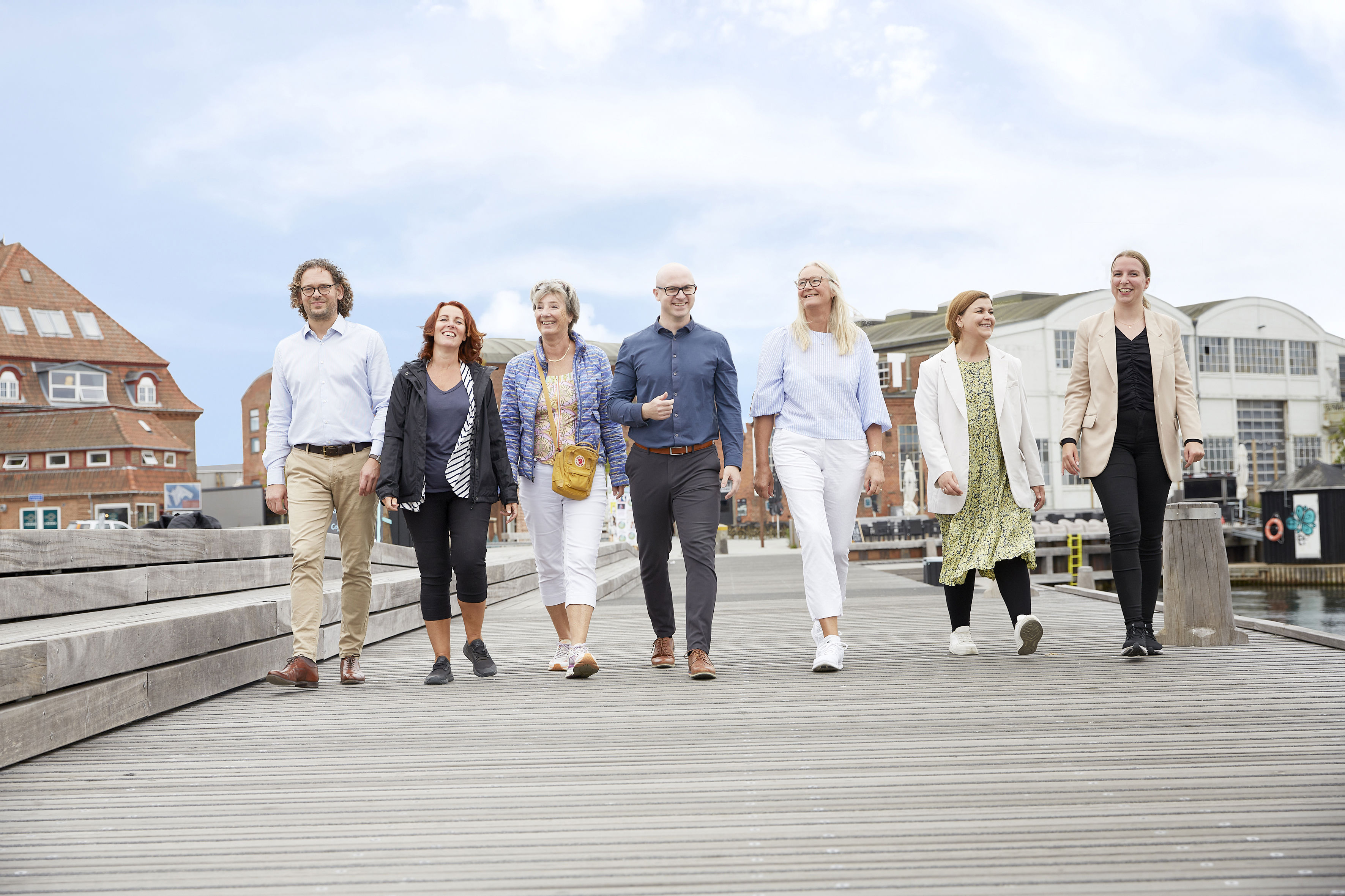 Syv kollegaer går på en bro