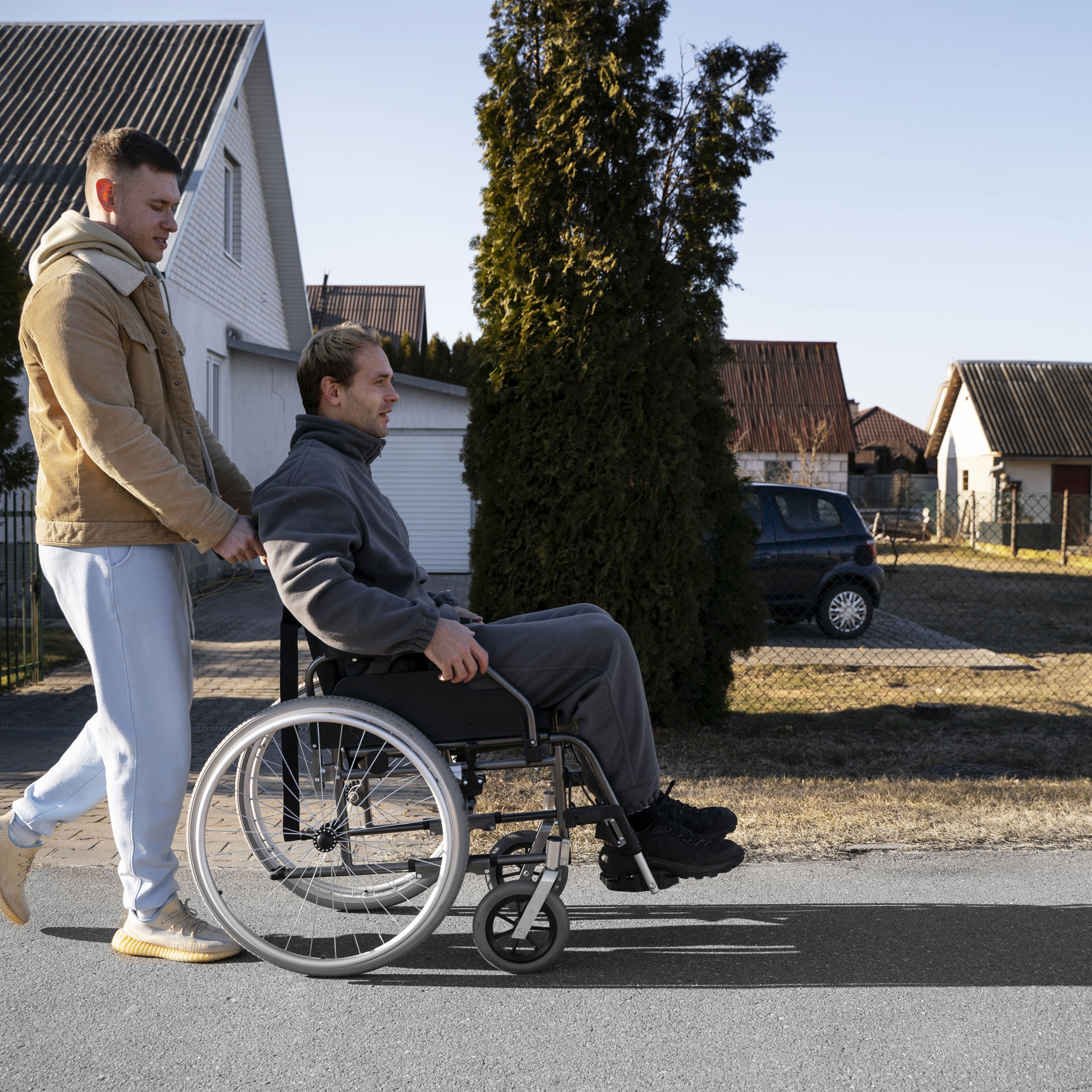 Mand i kørestol med ledsager