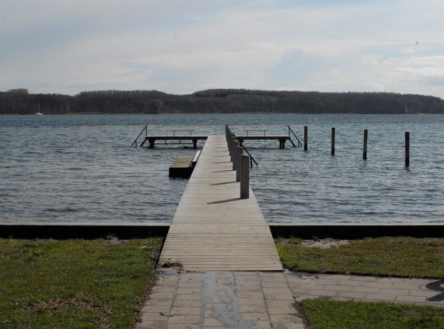 Stranden ved Strandhuse ligger hyggeligt mellem huse og private badebroer ud til Svendborg Sund tæt på Skt. Jørgenspark og Svendborgsundbroen.